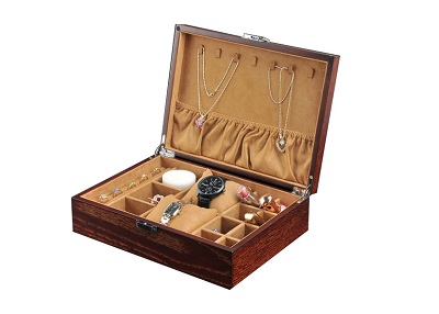 Packing solid wood jewelry boxes to make a home for your beloved jewelry