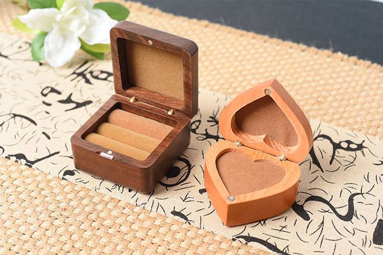 wedding ring box with inside velvet finishing